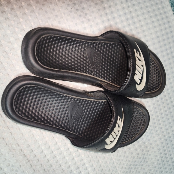 NIKE GUC WOMEN'S SIZE 8 BLACK SIGNATURE SLIDE SANDALS - Picture 5 of 6
